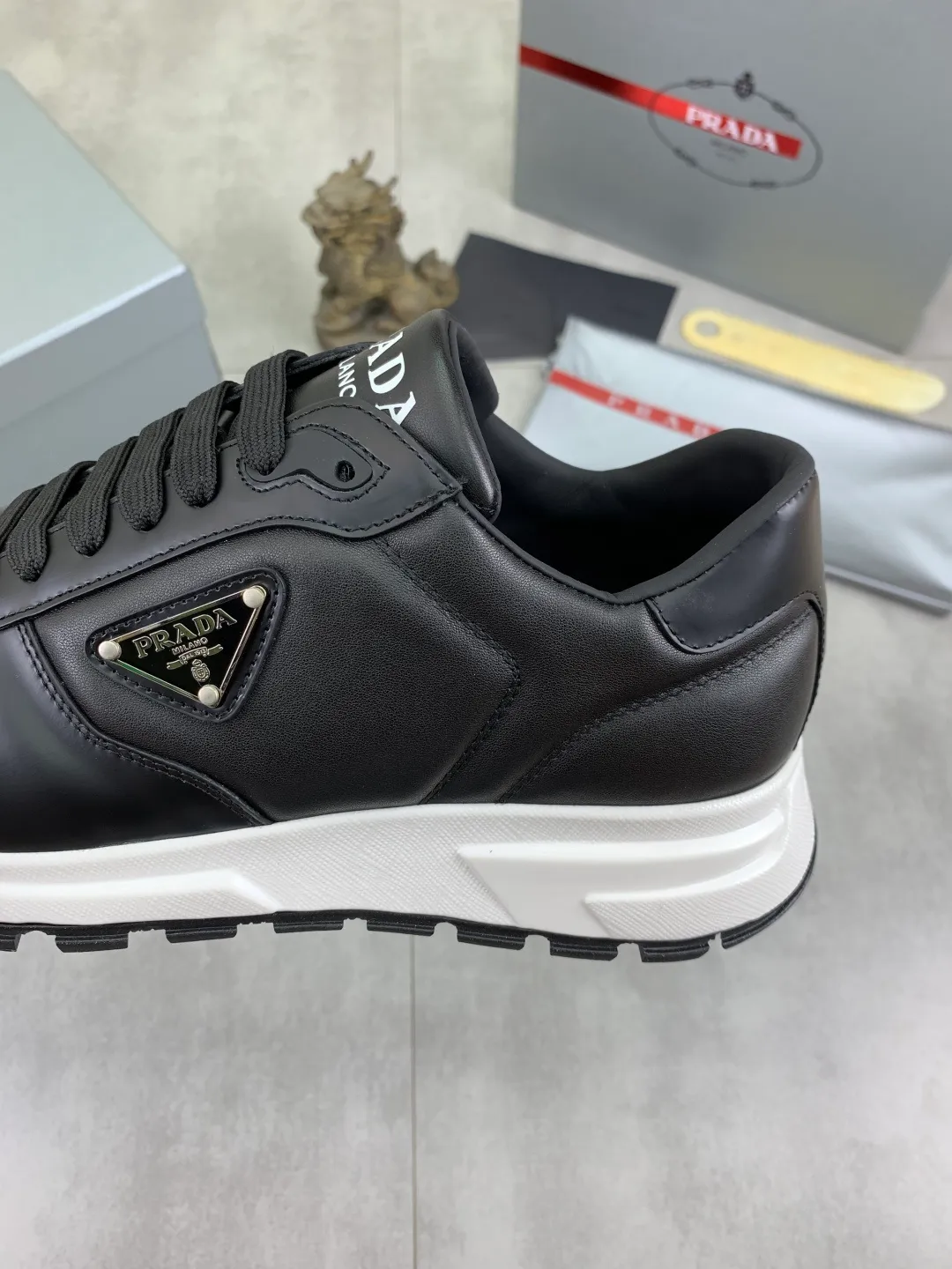 Men's shoes 💰P540 new (higher version) new PRADA (Prada) classic models are on the market at the same time, new men's shoes, 😘fabrics are selected from original imported calfskin. First layer of imported cowhide lining. The original version is awesome! 👍🏿Original open-molded non-slip PU outsole, with exquisite lines, simple and elegant, super comfortable and classy on foot, suitable for leisure travel. Code number: 38-45 (46 customized) 4️⃣ colors available